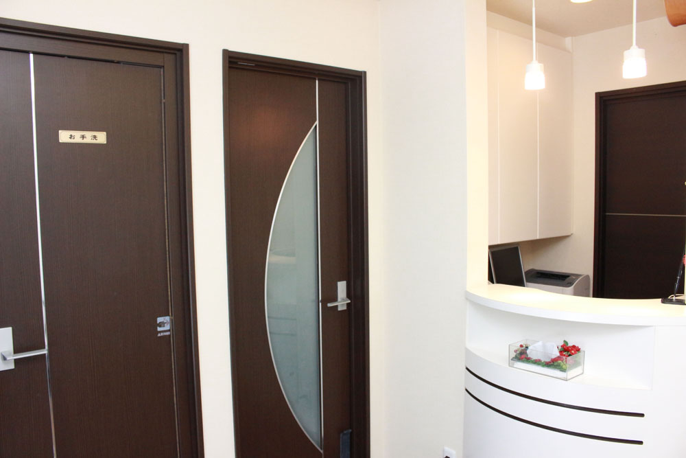 診察は全て完全個室、予約制です